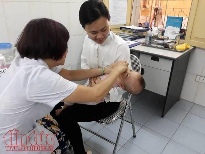 Cha mẹ nườm nượp đưa trẻ đi uống vitamin A